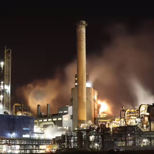 Gaskraftwerk in der Nacht